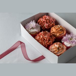 Cupcake Set with Fresh Flowers